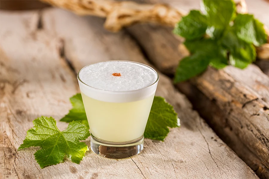 El Pisco Peruano: Historia, Variedades y el Arte de su Destilación